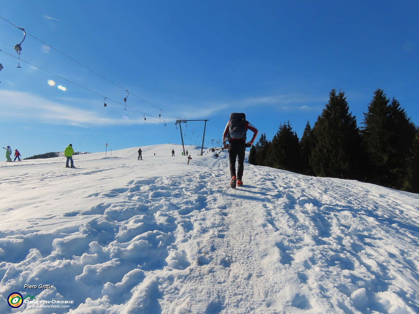 10 Seguiamo la pista pedonale battuta a lato della pista.JPG